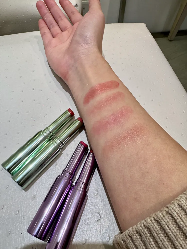 香緹卡花妍絢光潤唇彩春遇舞蝶，（上至下）#帝王斑蝶、#玳眼蝶、#琉璃灰蝶、#燕尾蝶，各1500元。張家玲攝