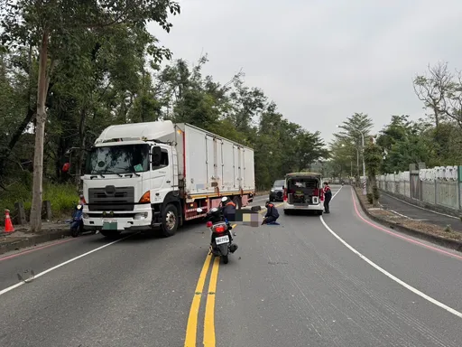 不依規定駛入來車道釀禍!機車對撞大貨車 男騎士傷重不治