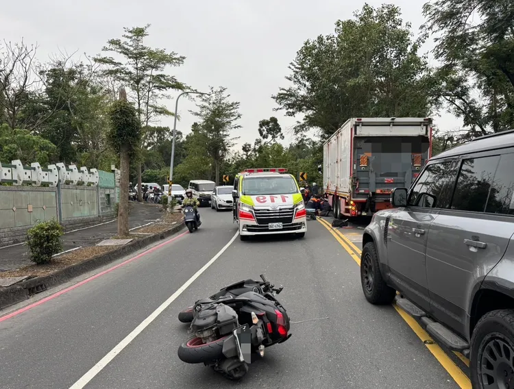 機車騎士碰撞大貨車，傷重不治。翻攝畫面