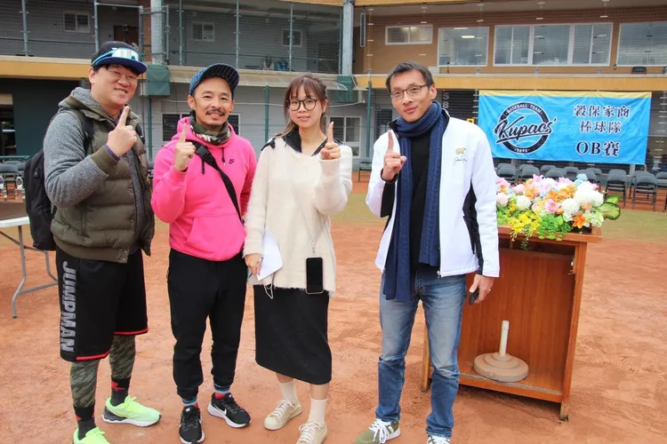 野球大亨公司贊助清寒學生選手棒球用具。野球大亨提供