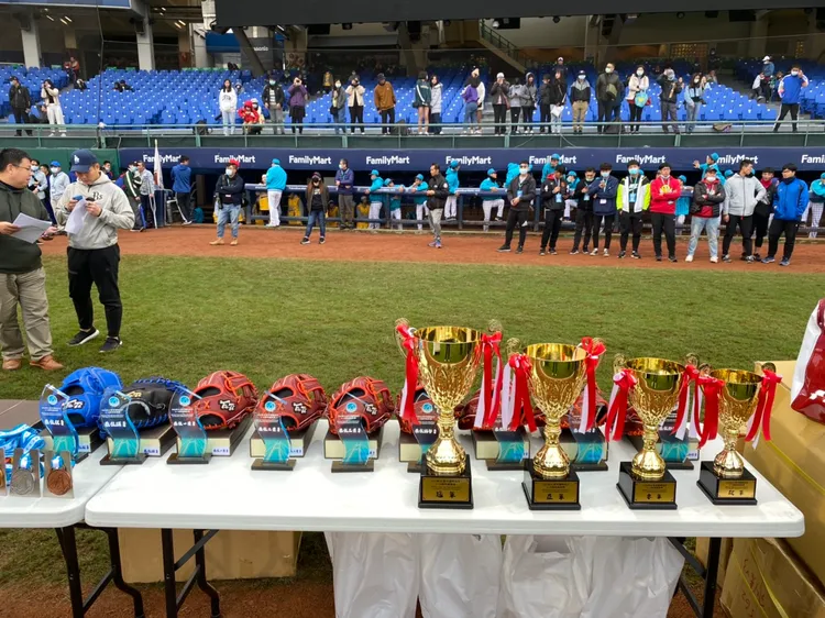 野球大亨公司贊助清寒學生選手棒球用具。野球大亨提供