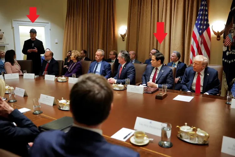 馬斯克（左邊紅箭頭）在內閣會議與盧比歐（右邊紅箭頭）互槓，川普就在身旁。路透社