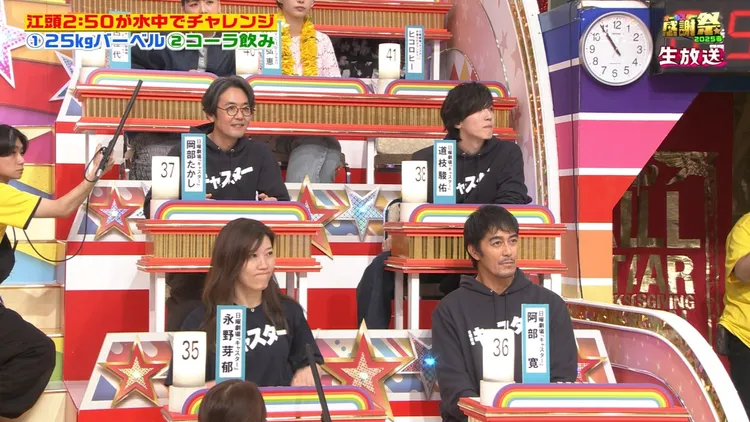 廣告結束後回到現場，永野芽郁不見人影，由其他女藝人頂替（前排左）。翻攝TBS