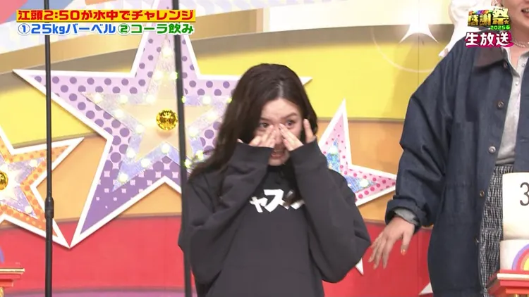 永野芽郁一邊伸手拭淚一邊走回座位。翻攝TBS