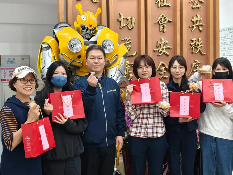 中和分局送上小泡芙慰勞女性同仁。警方提供