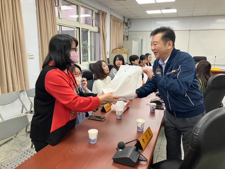 永和分局長王耀輝致贈兩津蛋塔店高級禮盒及現泡高山熱茶，給女性同仁歡慶婦女節。警方提供