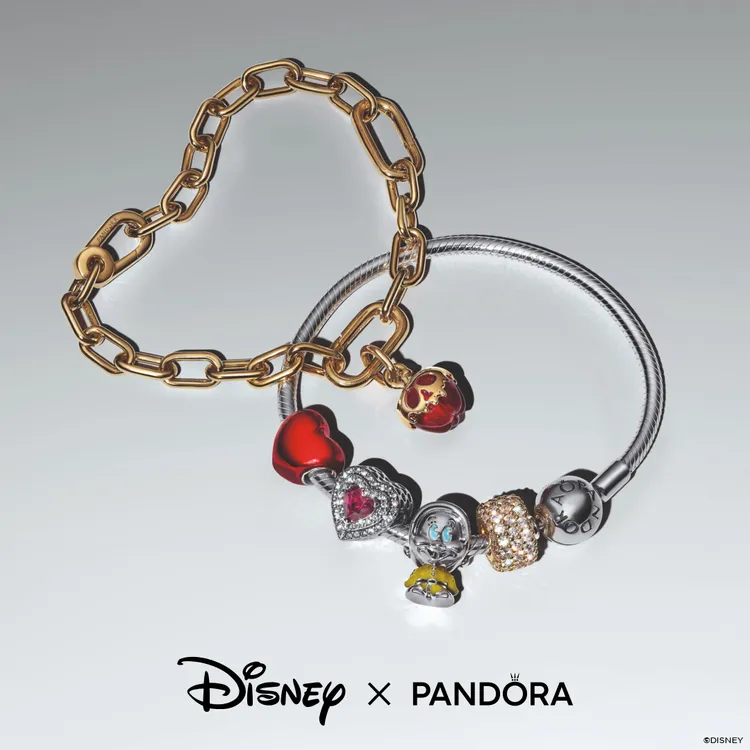PANDORA將《白雪公主》的經典元素都幻化成閃耀飾品。品牌提供