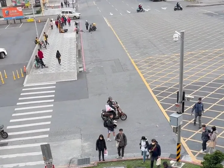 花蓮火車站前計程車暴衝有人倒地受傷。翻攝畫面