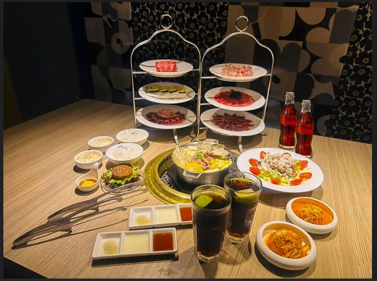 屋馬燒肉與「嗨Coke！肉肉大使」 陪沈團-沈 聯手推出的「屋馬 嗨Coke！」沈聯名套餐，套餐價格 1980 元，除了提供「可口可樂」玻璃瓶無限暢飲、精選多款熱銷肉品、蔬果拼盤、熟食點心。業者提供