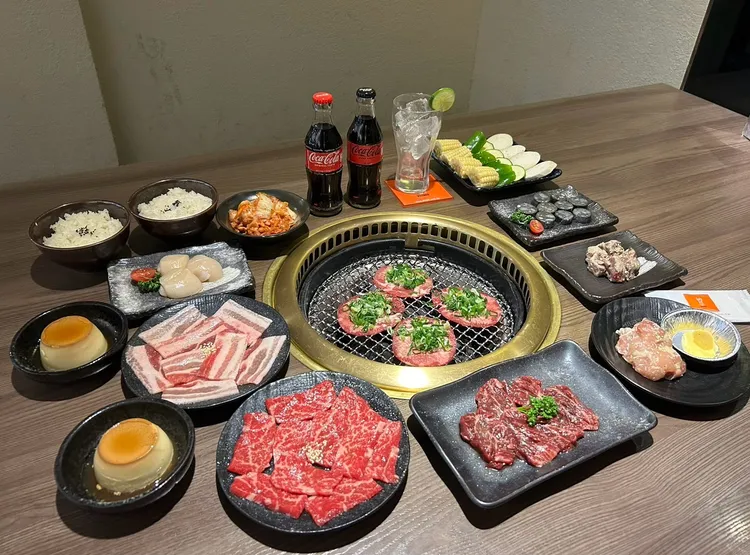 胡同燒肉與「嗨Coke！肉肉大使」 痛風老饕，共同打造海陸盛宴，集結多樣化經典菜色、甜點與嚴選肉品，搭配「可口可樂」玻璃瓶，享受大口喝Coke，暢快吃肉的完美用餐體驗。業者提供