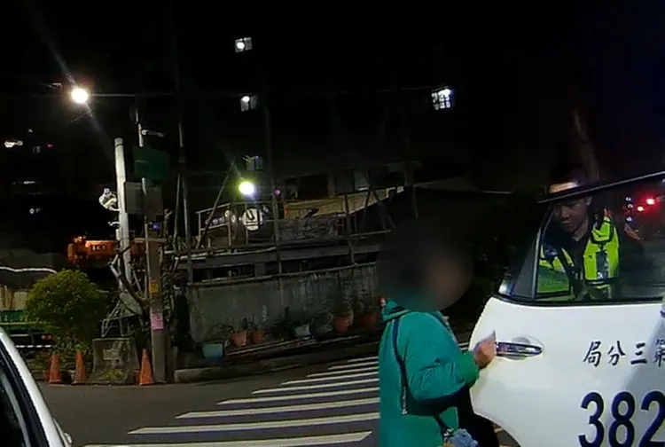 警方將女子帶返所，並通知蔡男接回。翻攝畫面