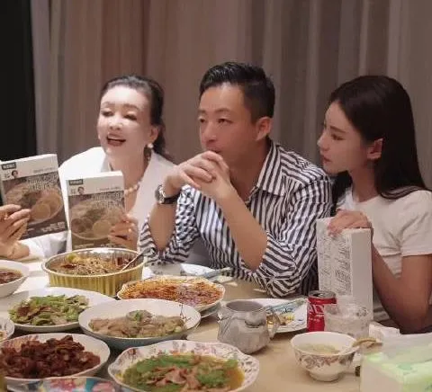張蘭（左起）不時分享與兒子汪小菲、現任媳婦馬筱梅和樂融融模樣。翻攝張蘭微博