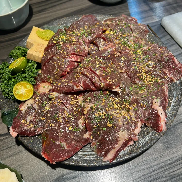 熟成台灣牛上蓋要價5500元，業者說，每條牛只有2條肋眼上蓋。翻攝Threads