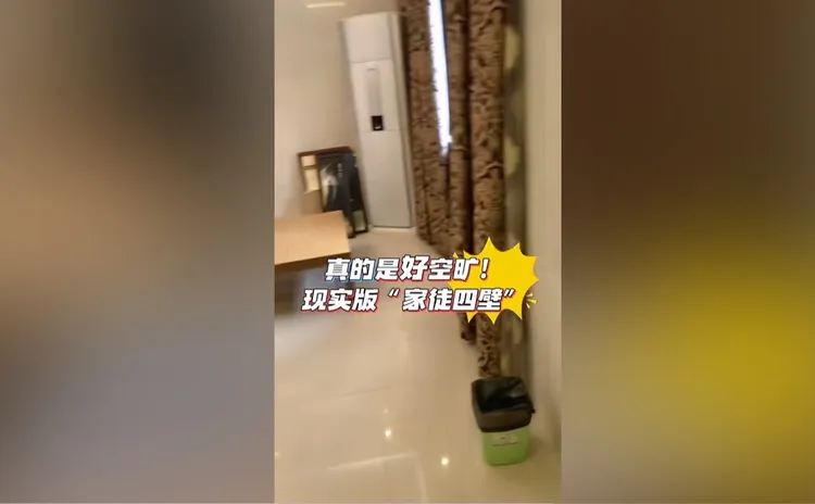 蔣友青開箱員工宿舍，稱什麼都沒有。翻攝蔣友青抖音