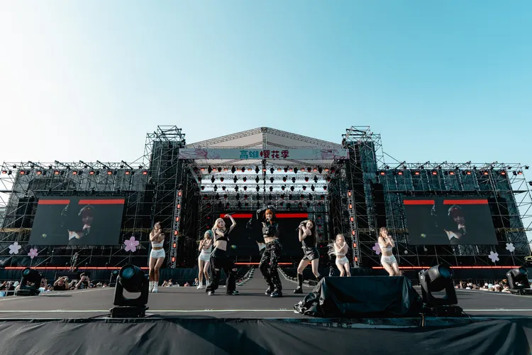 幻藍小熊熱鬧唱跳開場，炒熱全場氣氛。圖／寬寬整合行銷提供