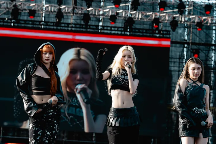 Nico（左）身為性感擔當，做好防護措施上陣，毓則露驚人A4蠻腰。圖／寬寬整合行銷提供