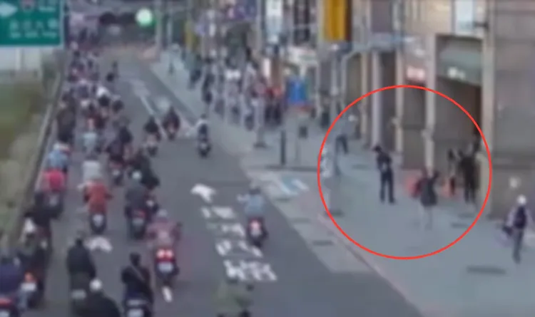 大樓外牆磁磚剝落，如雨滴般往下墜，幸好沒砸中人，有路人經過聽到聲響與碎片，抬頭查看究竟什麼原因。翻攝畫面