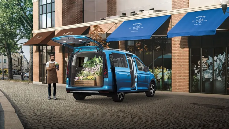 New Ford Tourneo Connect福特旅玩家可擁有最大3,105公升的平整化行李廂空間，對應多元化的車內置物巧思，滿足駕駛與家庭自駕出遊、商務乘載亦或是物件載運等不同用車需求。業者提供