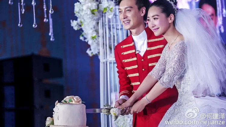 陶昕然（右）和何建澤於2015年5月舉行婚禮。翻攝何建澤微博