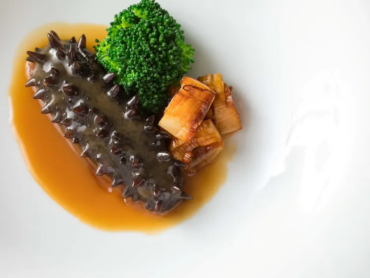 米其林一星主廚陳建太郎招牌菜「黑松露紅燒海參」，結合紅燒手藝與義式黑松露，創新演繹中西奢華風味。台北遠東香格里拉提供