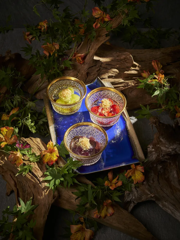 經典四川甜品「四川時果冰粉」，手工冰粉Q彈滑順，搭配黑糖蜜、黃豆粉與當季鮮果，冰涼清甜。台北遠東香格里拉提供