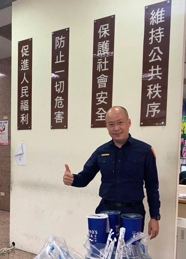 所長葉梓銘協助房東處理死者後事。警方提供