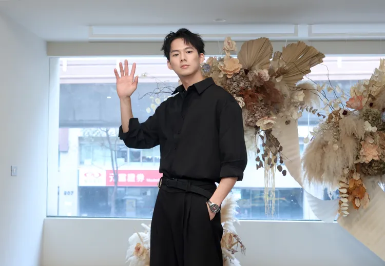 吳念軒神經大條竟撿起疑似人的骨頭想瞧仔細。攝影中心攝