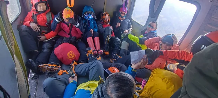 空勤直升機分3梯次將登山隊24人載下山。空勤總隊提供