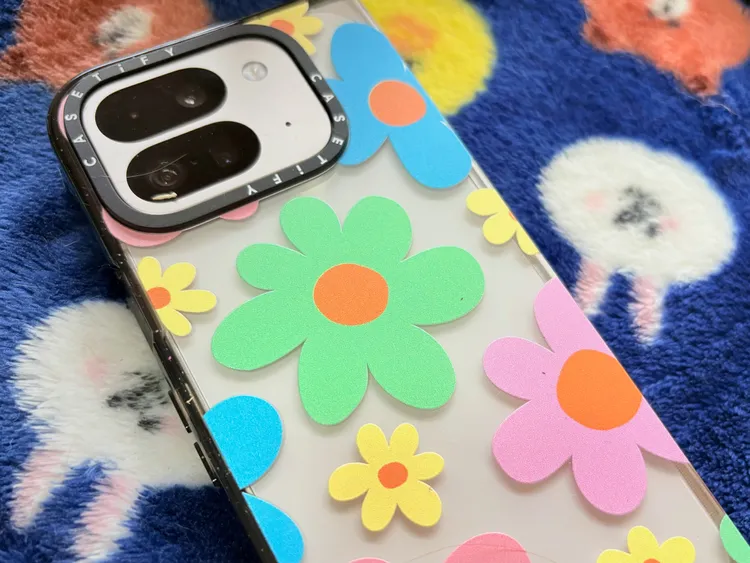 CASETiFY相當體貼的為Google摺疊機用戶設計了春天款式保護殼。趙筱文攝