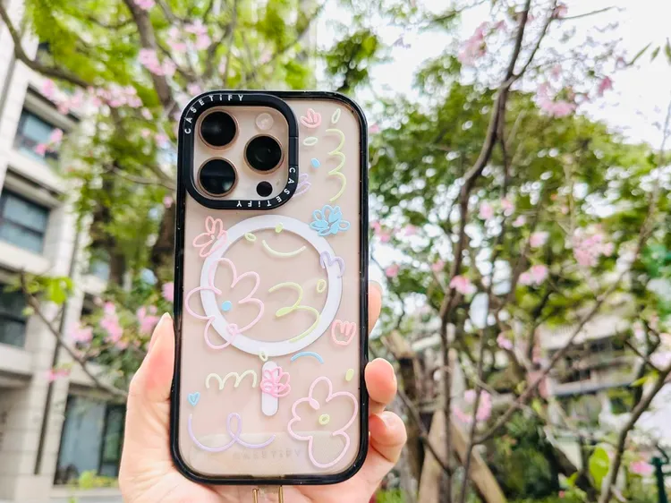 iPhone 16 Pro沙漠新色配上透明的壓花款式相當契合。趙筱文攝