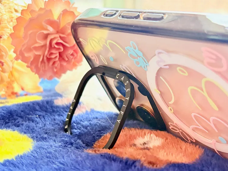 相機環變身手機立架獨特設計深受許多用戶喜愛。趙筱文攝