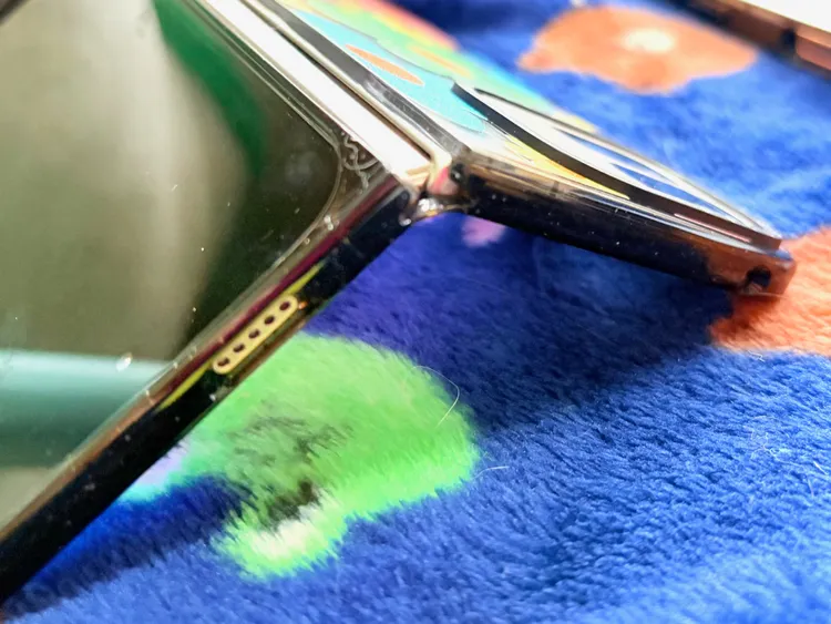 有別於原廠的兩片獨立式貼合，CASETiFY款式使用一體成型中間有著連接的設計款。趙筱文攝