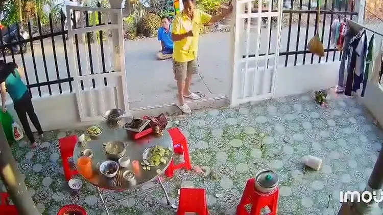 火鍋爆炸把桌子物品炸飛。翻攝自X