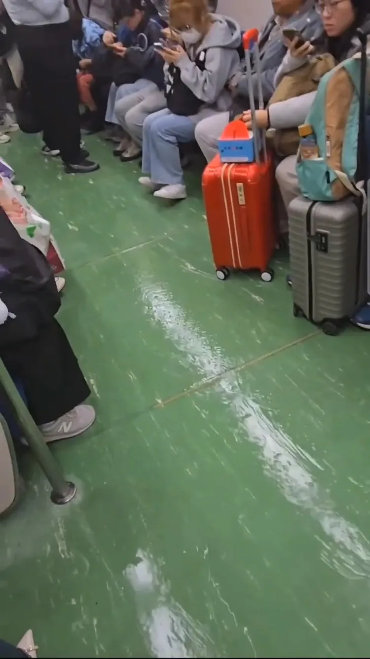 台鐵列車地板出現水流。翻攝Threads畫面
