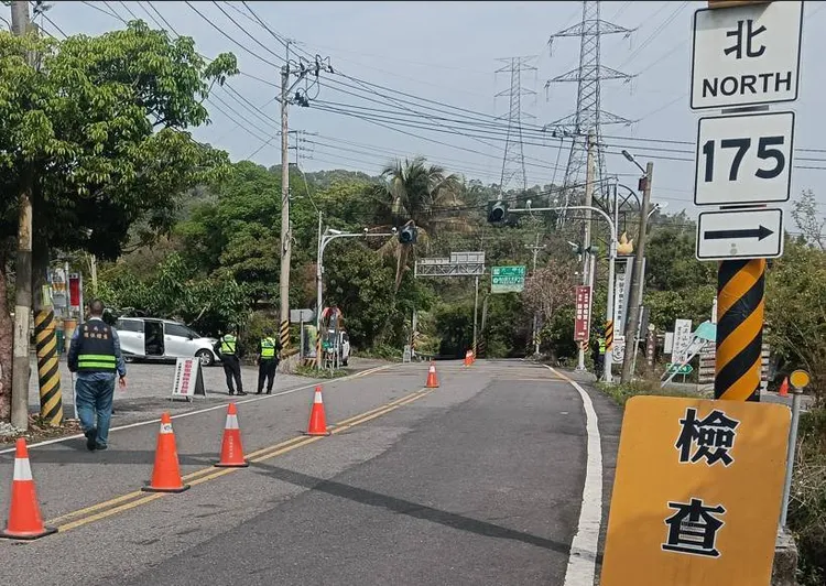 白河分局與環保局在市165線聯合稽查各項違規。翻攝畫面