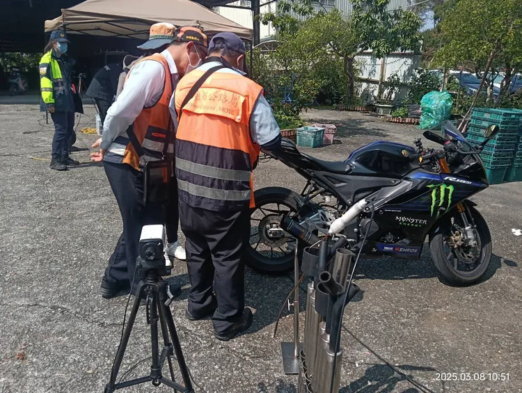 白河分局與環保局在市165線聯合稽查各項違規。翻攝畫面