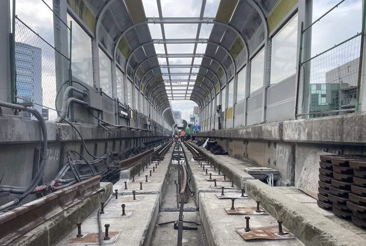 捷運環狀線0403地震後，部分路段鋼箱梁錯位、軌道變形。擷取自新北捷運局臉書