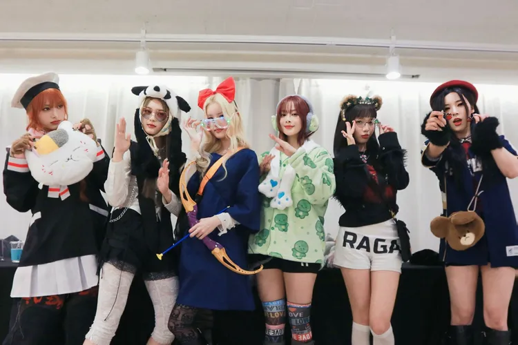 幻藍小熊在韓國辦實體簽 唱會。(左起：NICO、許媛媛、毓、X XIN、采甄、AYEON))天空娛樂提供