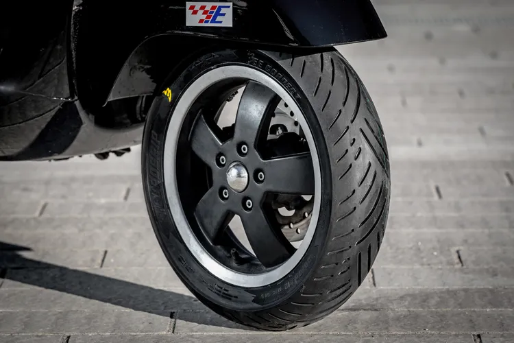 除了基本的耐用與安全性考量，BEE CONNECT也針對操控表現進行強化。業者提供