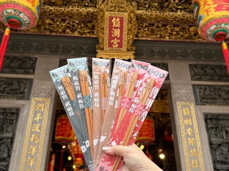 活動期間內用點聯名餐點，就送大甲鎮瀾宮過香爐的限量「媽祖祝福筷」。王品集團提供