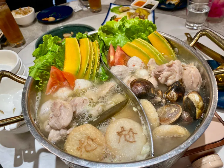 尬鍋推出「好芋喜臨BoBEE雙人套餐」 ，可搭配蒜頭蛤蜊雞湯、剝皮辣椒雞湯兩種湯底 。莊偉祺攝