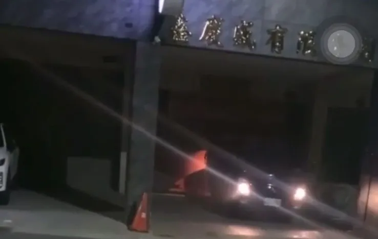 嫌犯倒車撞鐵門。翻攝畫面