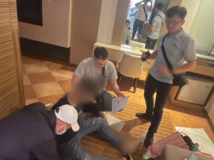 嫌犯在屏東汽車旅館被捕。翻攝畫面