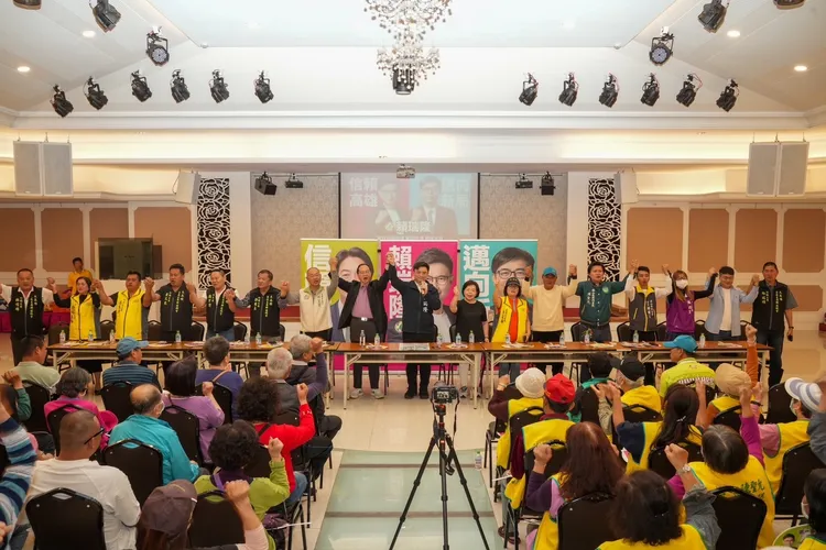 賴瑞隆於9日成立賴瑞隆大旗美之友會。翻攝畫面