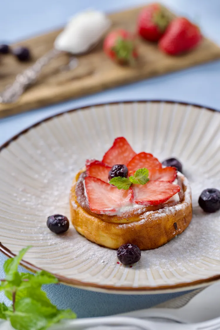 綜合莓果鮮乳清蛋糕。業者提供