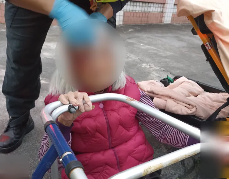 救護員協助包紮阿嬤頭上傷口。翻攝畫面