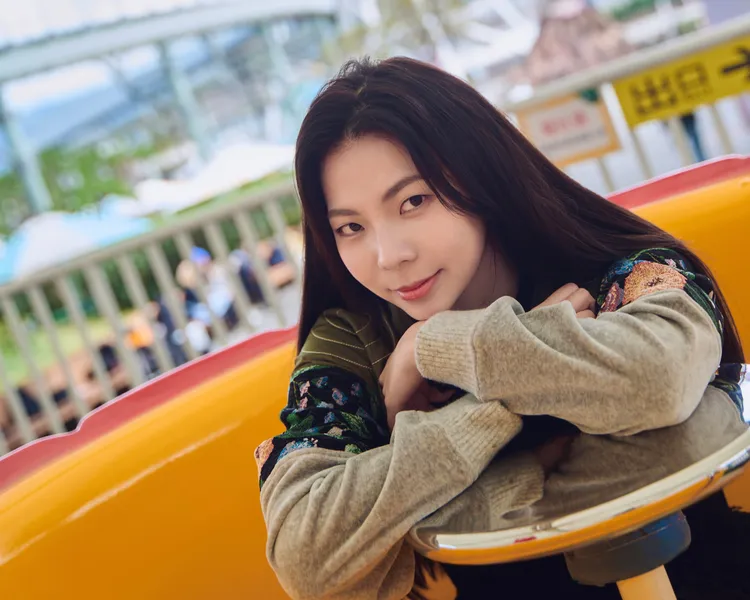 香港女歌手又熙推出新歌《旋轉咖啡杯》，赴遊樂園取景，轉到站不穩。圖／索尼音樂提供