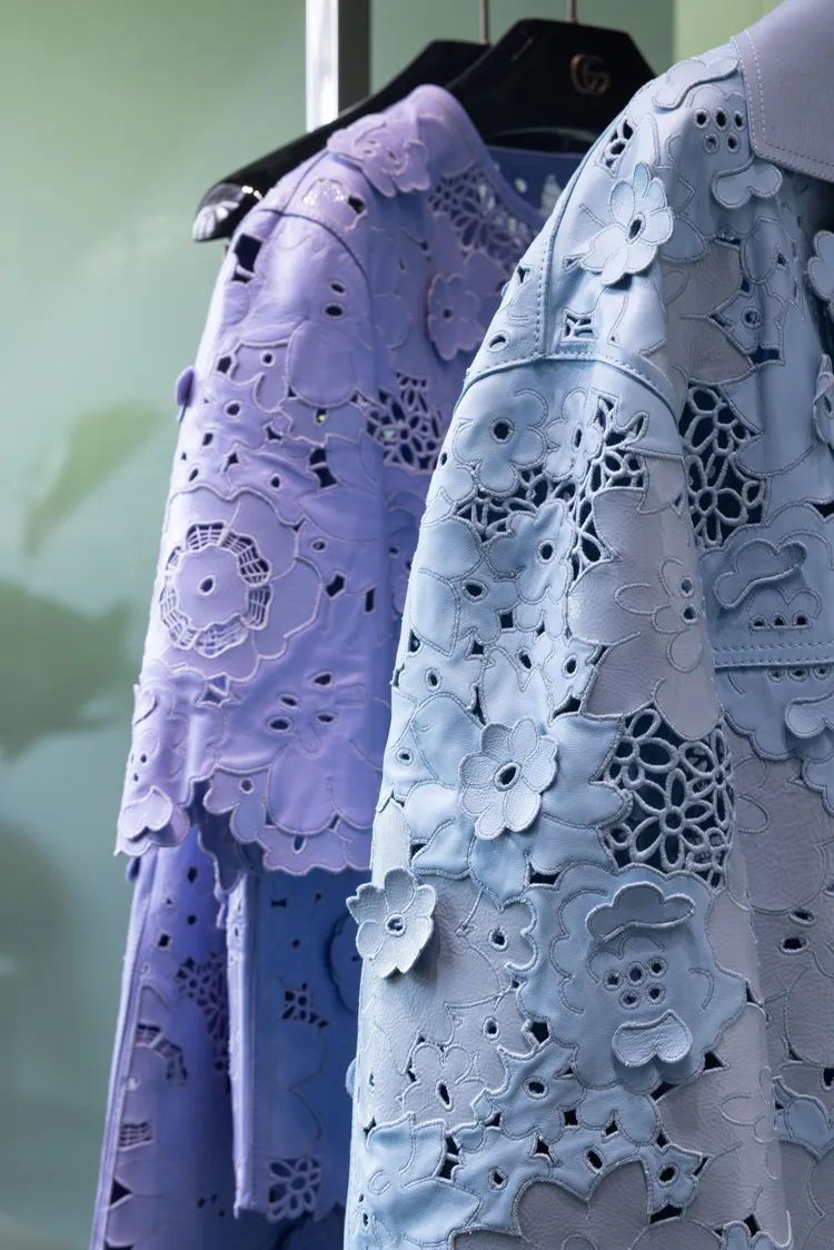 皮革與花朵一體成形，展現精湛工藝。品牌提供