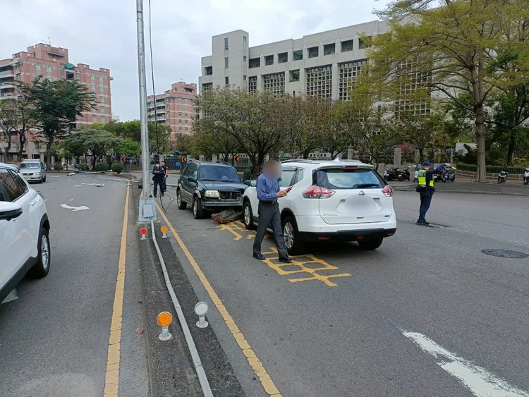 白色自小客車無辜遭跨越分隔島的車輛逆撞。民眾提供