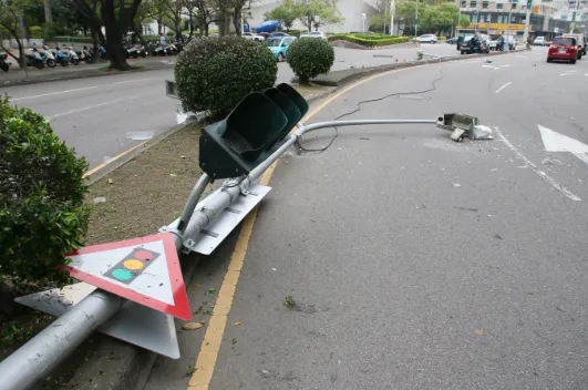 2支路燈被酒駕休旅車撞倒。民眾提供